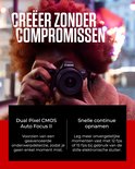Vrouw met afro-kapsel houdt een zwarte Canon EOS R50 camera voor haar gezicht, met de tekst 'CREËER ZONDER COMPROMISSEN'.