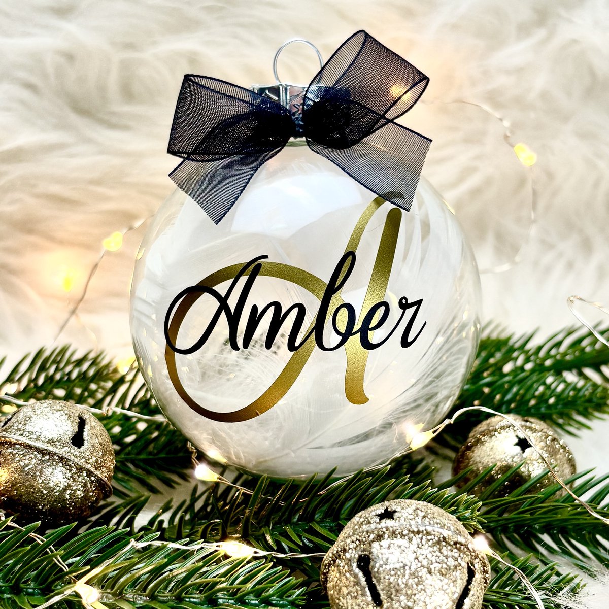 Kerstbal transparant met naam |Kerstcadeau | Gepersonaliseerd | Witte veren | Zwart/goud | 8 cm