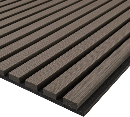 Akoestisch paneel met donkergrijze houten lamellen op een zwarte achtergrond, schuin gefotografeerd.