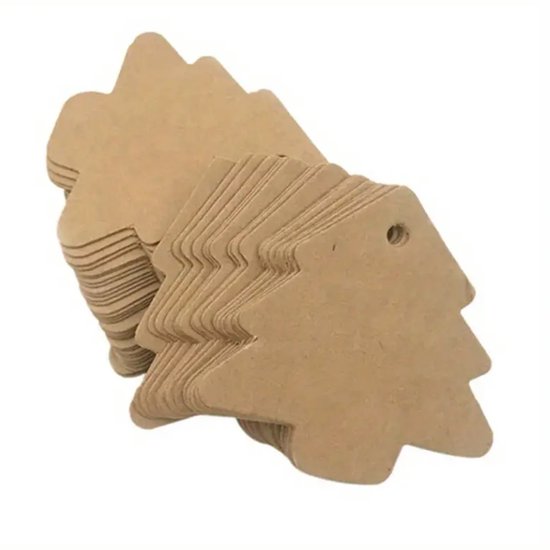 Stapel bruine papieren kerstboomlabels met een perforatie bovenaan.
