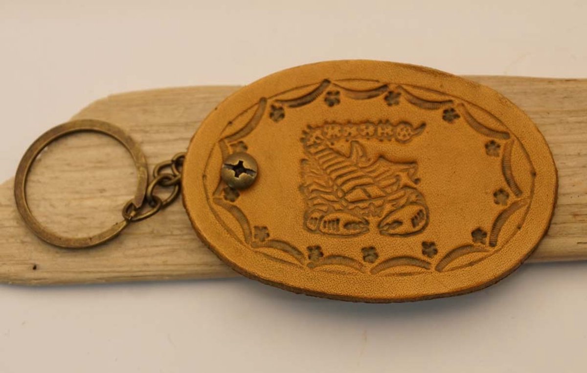 Leren beige sterrenbeelden sleutelhanger " SCHORPIOEN " datums 23 oktober – 21 november - SCORPIO zodiac sign keyring - sterrenbeeld keyring - verjaardags cadeau sterrenbeelden sleutelhangers - lederen sleutelhangers dierenriem