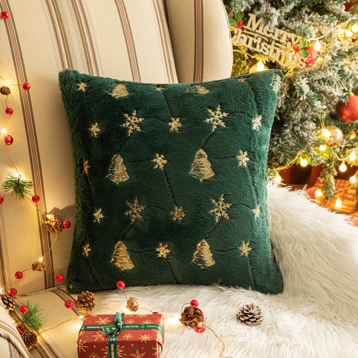Qelus Shaggy Pluche Kussenhoes Zonder Binnenkussen 45x45 cm - Groen met Goud Borduurd Kerstboom & Sneeuwvlok - Onzichtbare Rits - Voor Woonkamer & Kerst