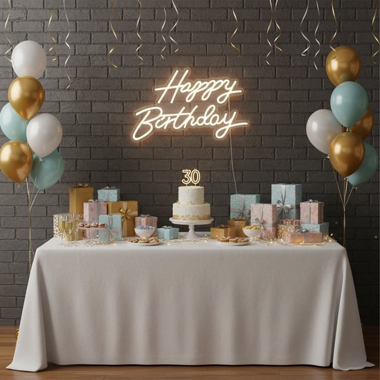 Verjaardagstafel met een 30-kaars, cadeaus, ballonnen en een "Happy Birthday" neonbord tegen een bakstenen muur.