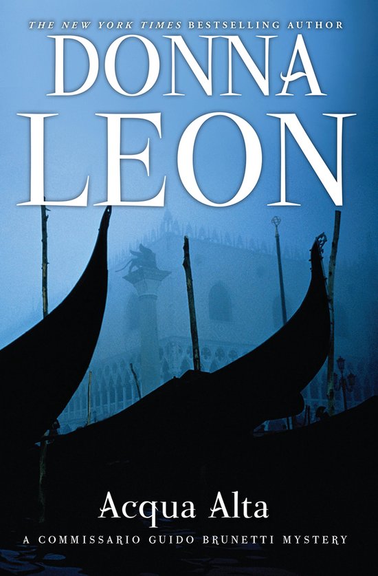 Boekomslag van Donna Leon's 'Acqua Alta', met silhouetten van gondels op een mistige achtergrond van Venetië.