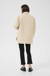 Model draagt de achterkant van een beige gewatteerde jas met ruitpatroon.