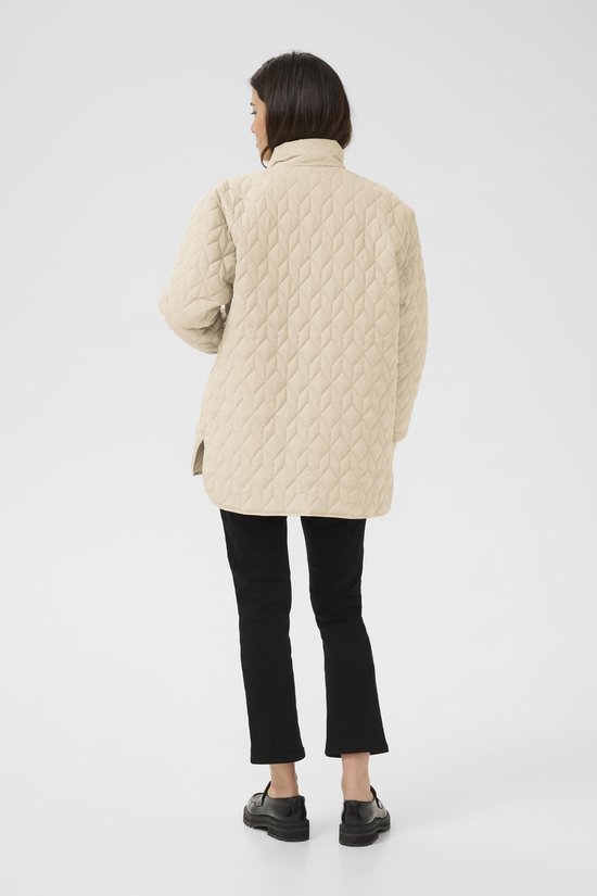 Model draagt de achterkant van een beige gewatteerde jas met ruitpatroon.