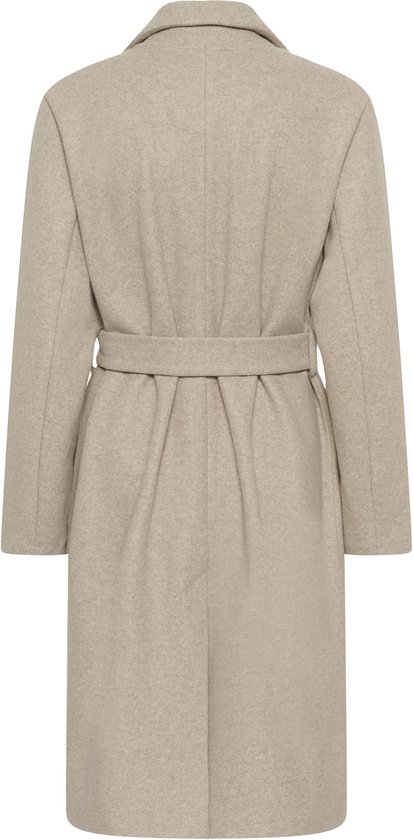 Beige jas van Kaffe met ceintuur in de taille en omgeslagen kraag, achterkant zichtbaar.