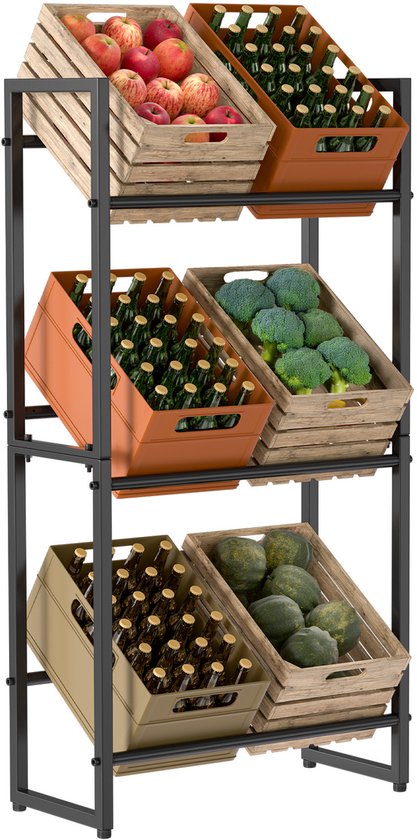 Drie laags rek met houten en oranje kratten gevuld met appels, flessen en broccoli.