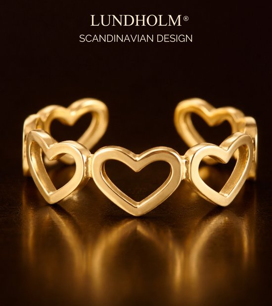 Bague dorée ornée d'une rangée de cœurs creux. "LUNDHOLM SCANDINAVIAN DESIGN"