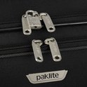 Détail des fermetures éclair Paklite, du cadenas et du logo sur une valise noire.