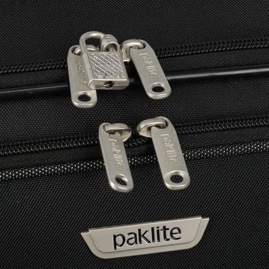 Détail des fermetures éclair Paklite, du cadenas et du logo sur une valise noire.