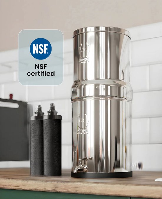 Phoenix Gravity RVS waterfilter op een houten aanrecht, met twee koolstofpatronen ernaast en een NSF certified label