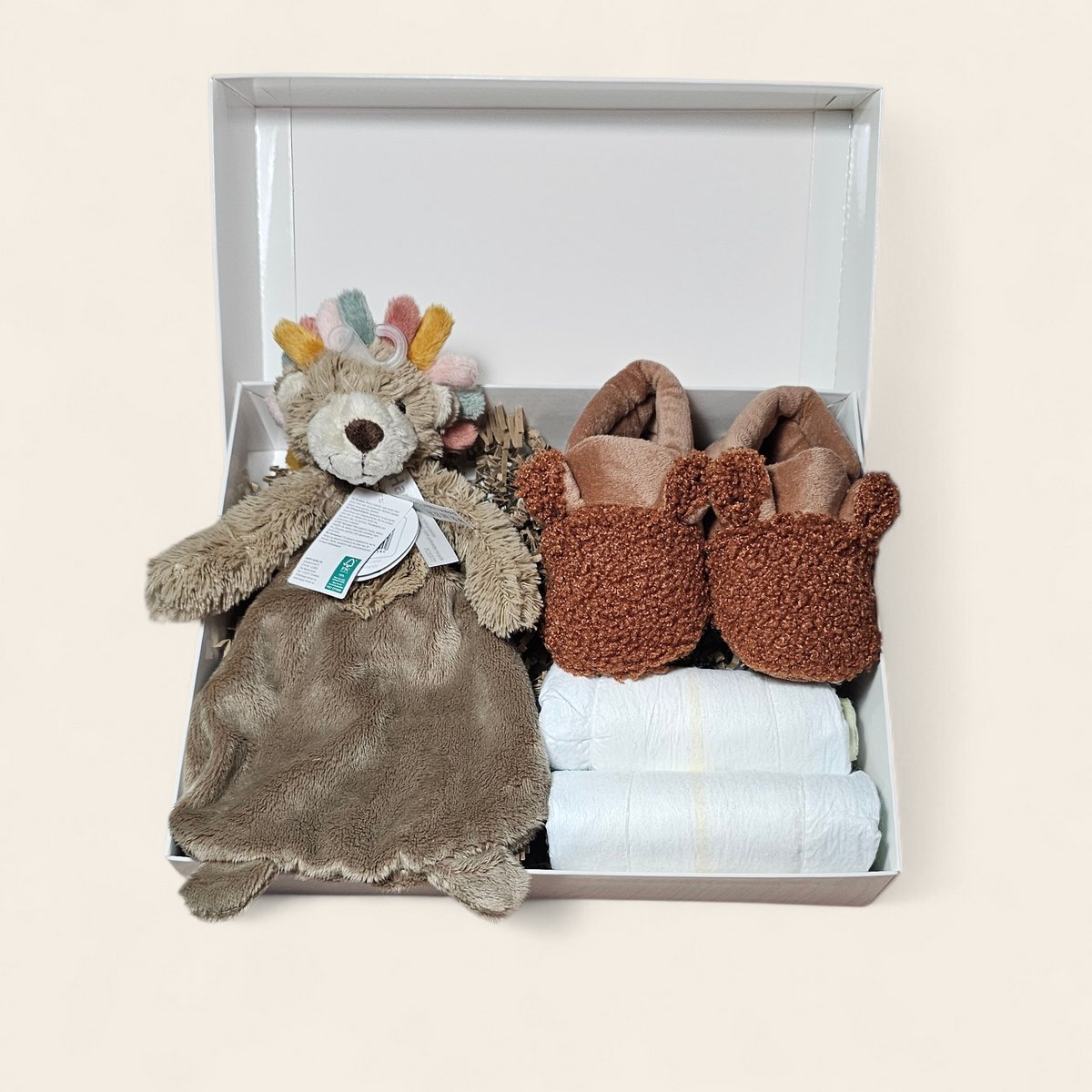 Luxe kraamcadeau – met luiers, Apollo slofjes en Leeuwtje Tuttle van Happy Horse