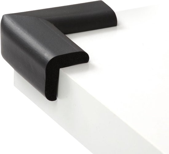 Zwarte schuimstof hoekbeschermer op een witte tafel.