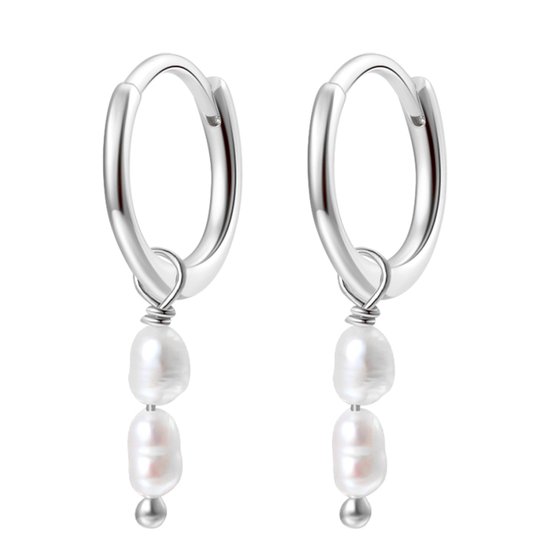 Zilverkleurige oorringen met twee hangende zoetwaterparels en een zilverkleurige afsluiting.