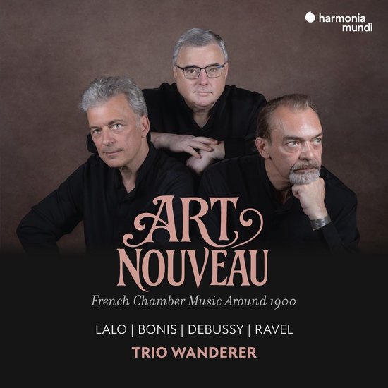 Drie mannen in zwarte kleding op een bruine achtergrond. Links staat een man met grijs haar, in het midden een man met een bril, en rechts een man met een grijze baard. De titel 'ART NOUVEAU French Chamber Music Around 1900' staat in sierlijke letters.