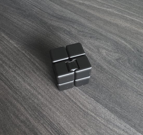 Zwarte fidget cube in een kubusvorm, met klikverbindingen.
