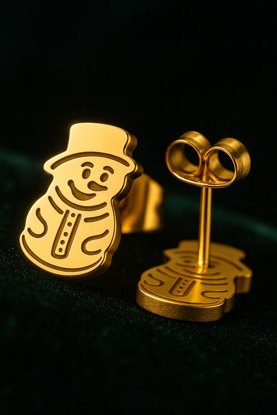 Lundholm Oorknopjes Dames Verguld Sneeuwpop Cadeautje Meisje - Premium Stainless Steel - Winter Oorbellen Goudkleurig (1.2 x 0.8 cm) - Vrolijk & Feestelijk - Luxe Geschenkverpakking