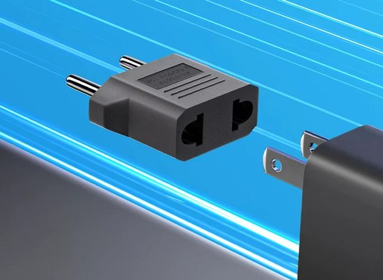 Grijze reisstekker adapter met twee ingangen, twee ronde pinnen en een platte stekker, tegen blauwe lijnen.