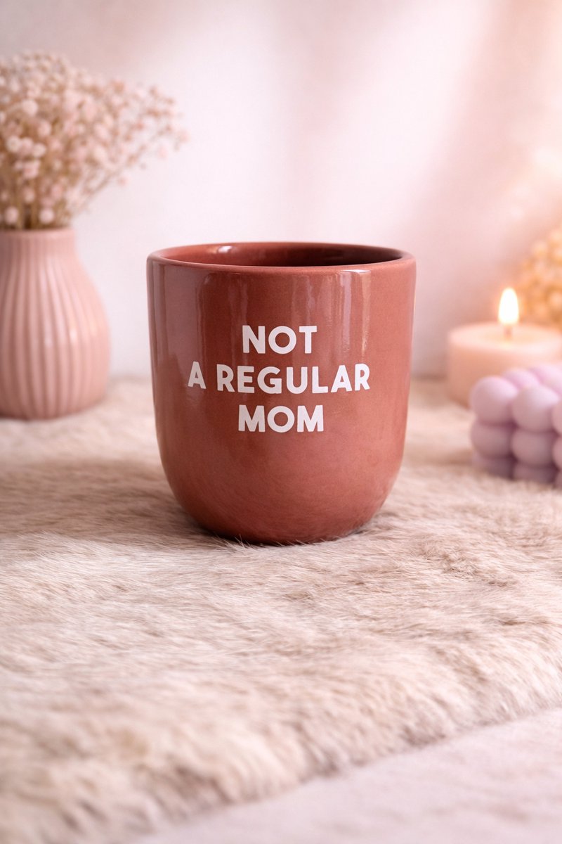Mok ‘Not a Regular Mom’ – Voor de moeder met main character energy | Viva Femme | Koffiemok | Theemok | Mok met tekst | Keramiek | 300 ml | Cadeau | Terracotta