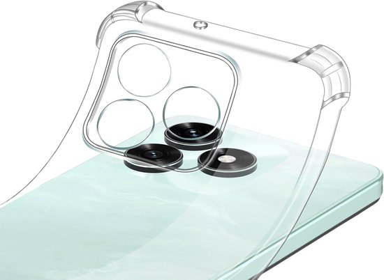 Close-up van een transparante telefoonhoes met versterkte hoeken, die een drievoudige camera aan de achterkant van een telefoon bedekt.