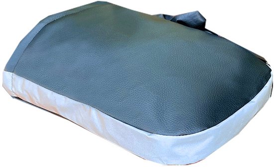 Grijze en witte hoes voor een motorzadel, opgevouwen.