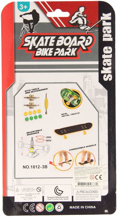 Achterkant van de verpakking met uitleg over de onderdelen, skateboards en accessoires.