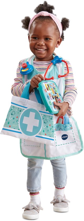 Een jong meisje met een hoofdband en een dokterspruim met een kruis. Ze houdt een speelgoeddokterskoffer vast.