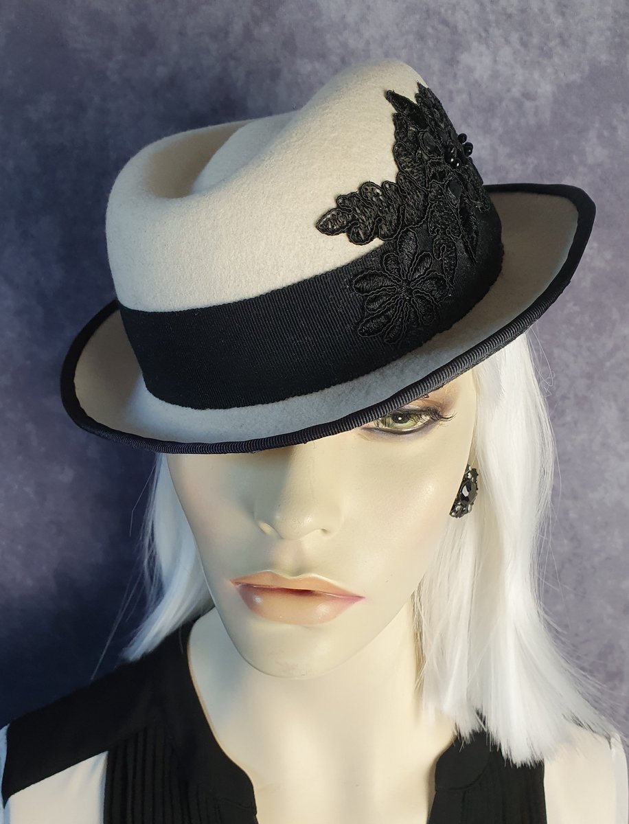 Creaciones Dameshoeden Collectie – Fedora Hoed – Merinoswol handgemaakt – Wit/Zwart – Kanten detail – Maat 56 cm – Handgemaakt en Uniek