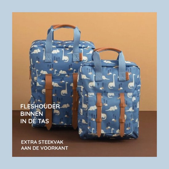 Twee blauwe rugzakken met dinosaurussenprint, bruine riemen en de tekst 'FLESHOUDER BINNEN IN DE TAS' en 'EXTRA STEEKVAK AAN DE VOORKANT'.