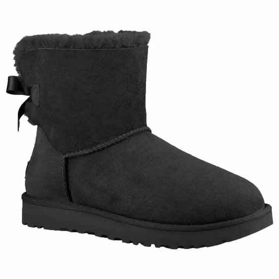 Zwarte UGG Mini Bailey Bow II laars, suède buitenkant, sheepskin voering en strik aan de achterkant.