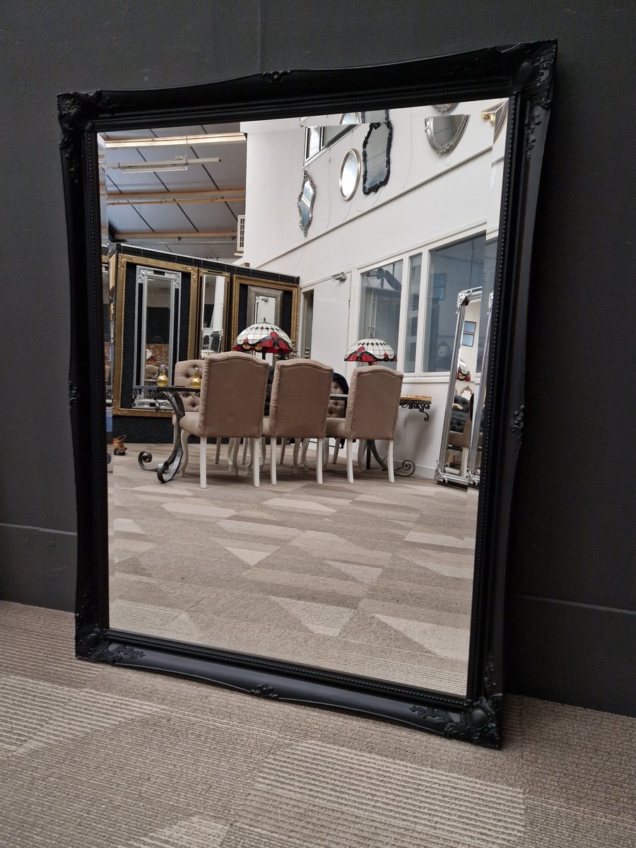 Grote Spiegel zwart met lijst - Wandspiegel Ethan Buitenmaat 106x137cm Zwart in barokstijl met ornamenten - Ophanghaken gemonteerd