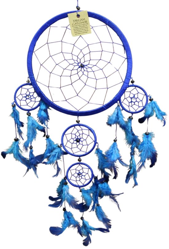 Blauwe dromenvanger met label, versierd met blauwe veren.