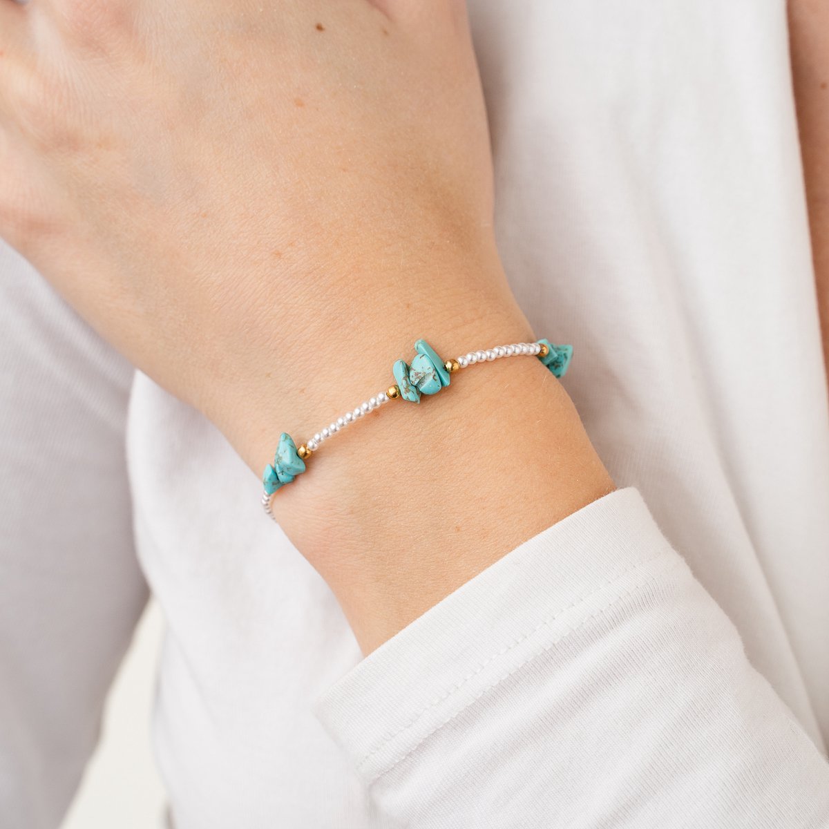Kralenarmband - Minimalistisch - Trendy - Cremé kraaltjes - Turquoise Steentjes - Stainless Steel - Goudkleurig - Verstelbaar - Nikkelvrij