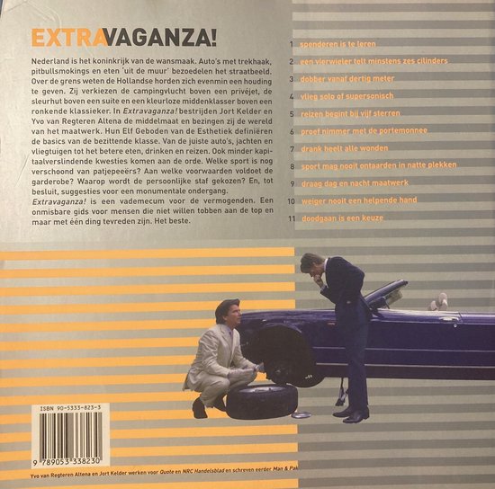Extravaganza! Boek met twee mannen bij een auto. Tekst in het Nederlands.
