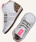 Witte babysneakers met luipaardprint op de hiel, roze accenten en 'SNEAKERS' op de veters.