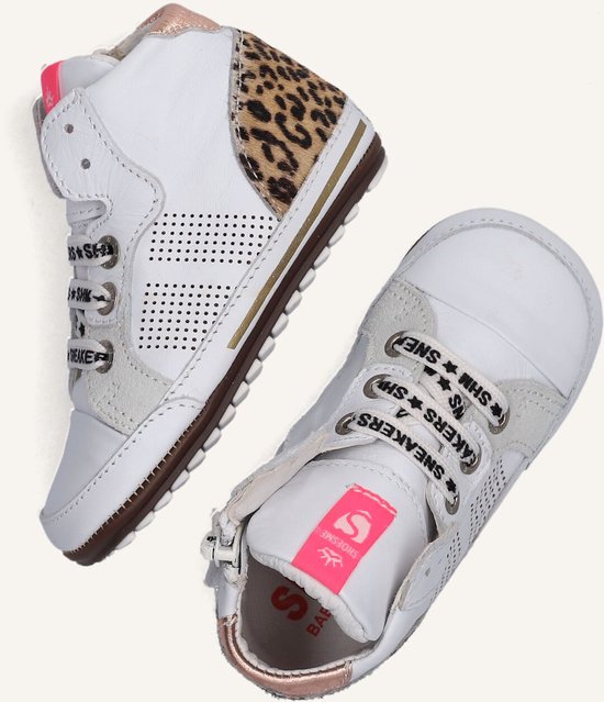 Witte babysneakers met luipaardprint op de hiel, roze accenten en 'SNEAKERS' op de veters.