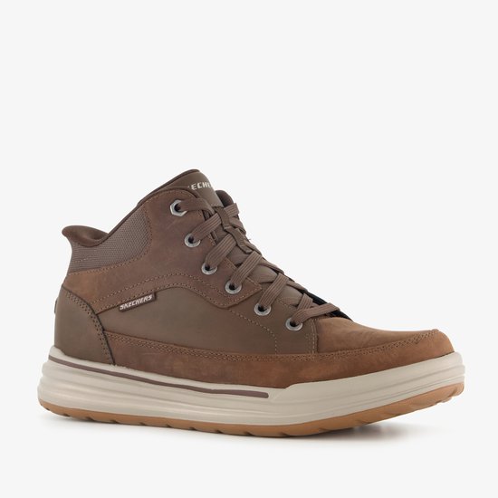 Bruine leren veterboot met veters, SKECHERS logo en stevige zool.