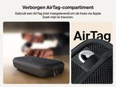 Een grijze Nintendo Switch 2 hoes op een tafel. Close-up van het verborgen AirTag-compartiment aan de binnenkant.