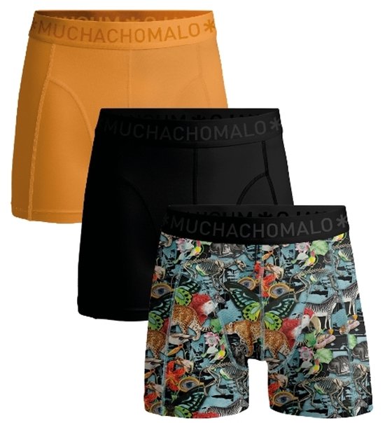 Set van drie Muchachomalo heren boxershorts. Eén okergeel, één zwart en één met een kleurrijke dieren- en insectenprint.