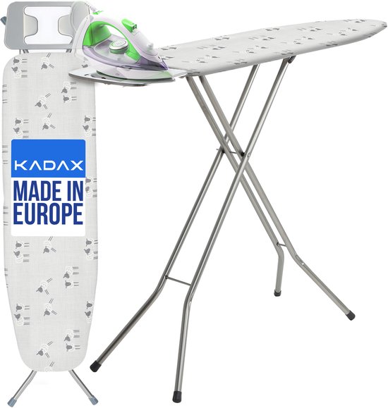 Strijkplank met schaapjesprint, KADAX 'Made in Europe' logo, strijkijzer erop.