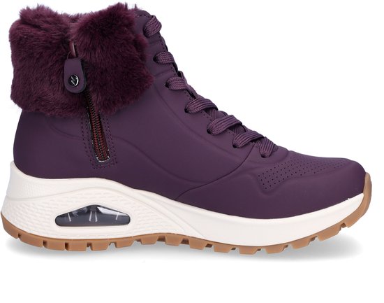 Paarse veterboot met ritssluiting, witte zool en bontkraag.
