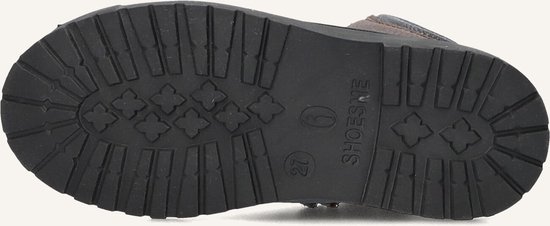 Zool van een donkerbruine leren kinderlaars met grof profiel en merknaam "SHOESME".