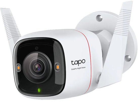 Witte Tapo beveiligingscamera met rode accenten, twee antennes, gemonteerd aan een muur.