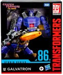 Studio Series Galvatron met oranje kanon, zittend op grijze tank. Blauwe robot met grijze details en rode borst. Doos met afbeelding van de robot.