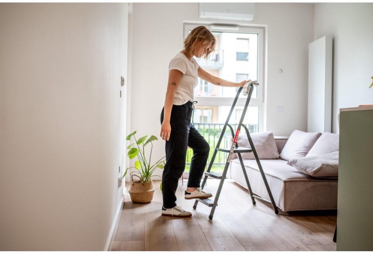 Baulich Opvouwbare huishoudtrap - Stalen vouwladder met 3 antislip treden en platform, draagvermogen 125 kg, werkhoogte 257 cm, stabiel met geprofileerde voeten – foto 5