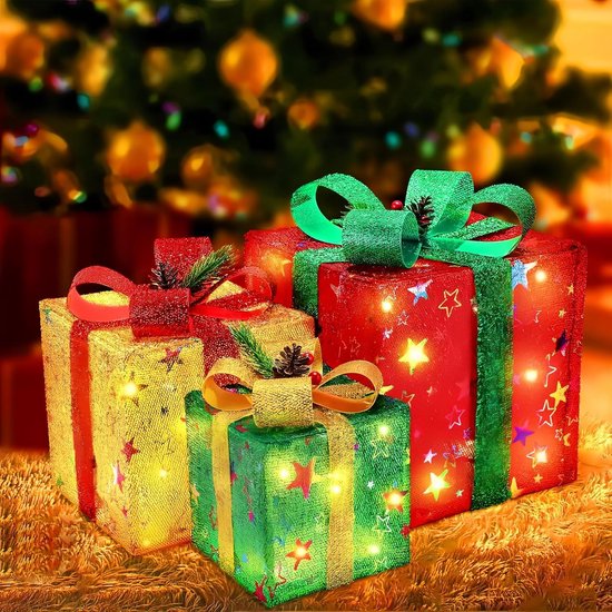 Drie decoratieve kerstcadeaus in rood, geel en groen met sterrenpatroon en ingebouwde lampjes, voor een kerstboom.
