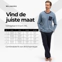 Man met een blauwe pyjamaset met lange mouwen en donkerblauwe broek, zittend op een bank. Maattabel van M tot XXL.