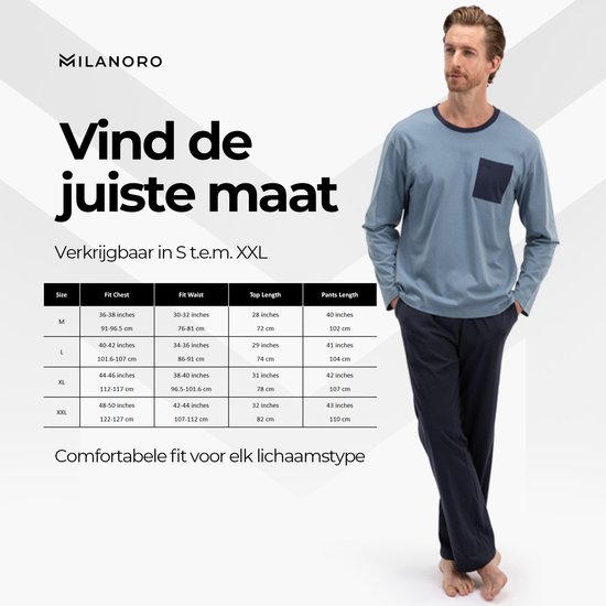 Man met een blauwe pyjamaset met lange mouwen en donkerblauwe broek, zittend op een bank. Maattabel van M tot XXL.