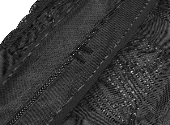 Zwarte mesh tas met dubbele rits, close-up.